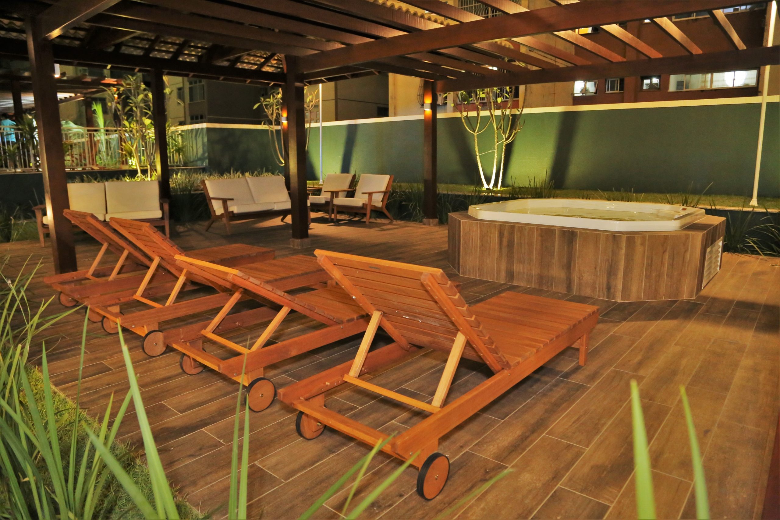 Espaço relax externo com sauna e jacuzzi